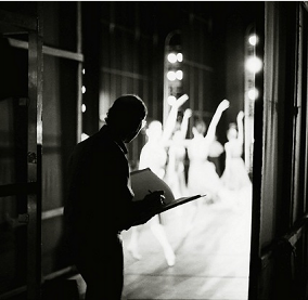 Stanley Roseman drawing in the wings of the Paris Opera. Photo by Ronald Davis.